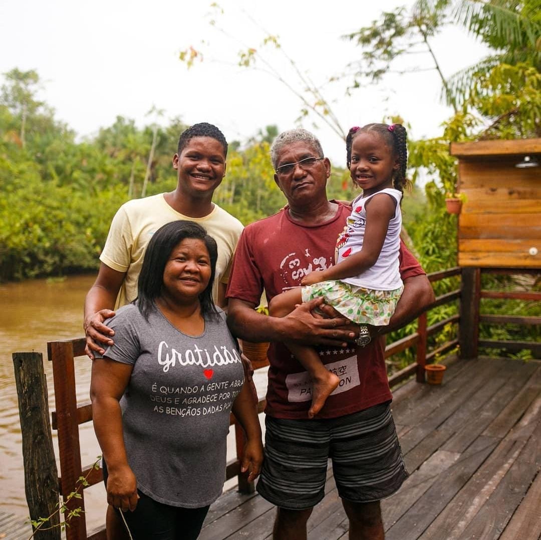Boá com a família no deck do restaurante Boá na Ilha, à beira do rio, no Combu