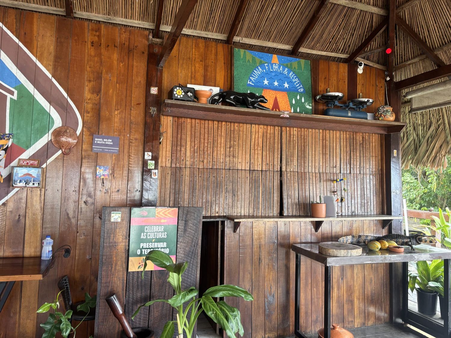 Interior do restaurante Boá na Ilha, no Combu