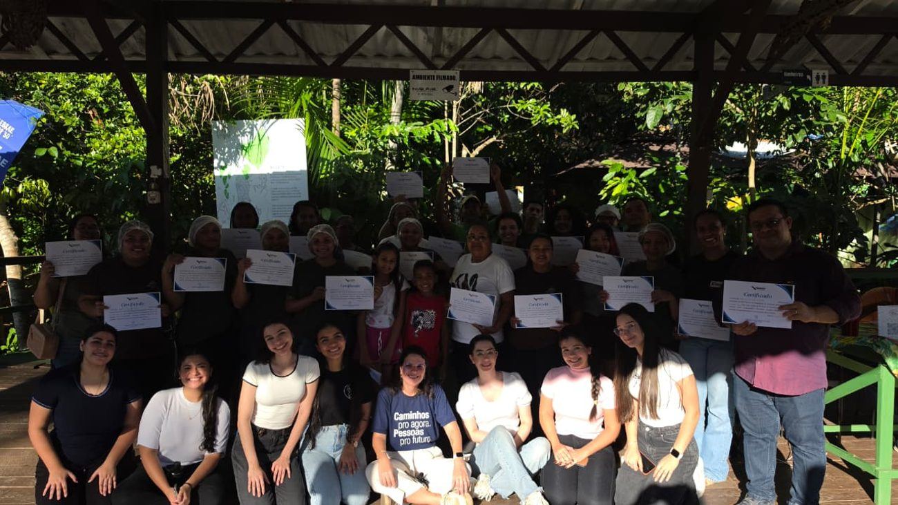 Turma do curso de boas práticas de manipulação de alimentos com seus certificados, no Boá na Ilha